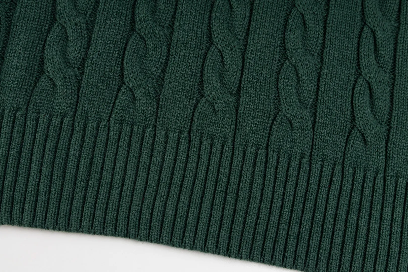P236 #R92 RALPH LAUREN Ralph Lauren fifteen colors classic small label embroidery logo turtleneck pullover half-zip knitted cable sweater with high-density LOGO embroidery on the chest and original customized tag accessories. Made of pure cotton yarn, pure cotton is skin-friendly and comfortable, small label war horse embroidered twist turtleneck sweater 🐎 high quality, follow the blogger to learn how to wear it! Let’s buy a Ralph Lauren cable sweater. It’s a super hard-to-find series after it became popular. It’s hard to find one on the official website. It’s simple and practical to wear, with a lazy and loose feel. The thickened fabric has more texture, feels soft and delicate, and has a loose fit. Whether worn alone or layered, you can wear different styles of fashion with just one piece!   Size：XS S M L